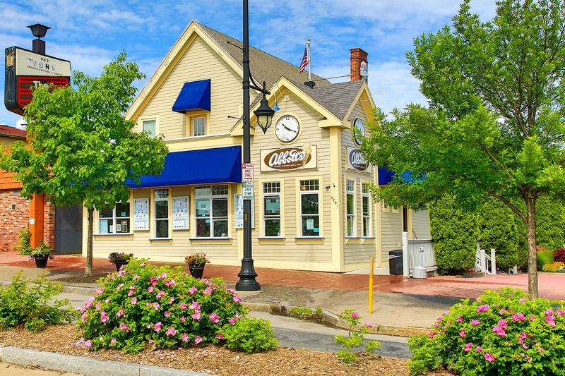 NY411.jpg :: One of the favorite ice cream stops near Ontario Beach State Park .. ABBOTT'S

Rochester NY - Summer 2015