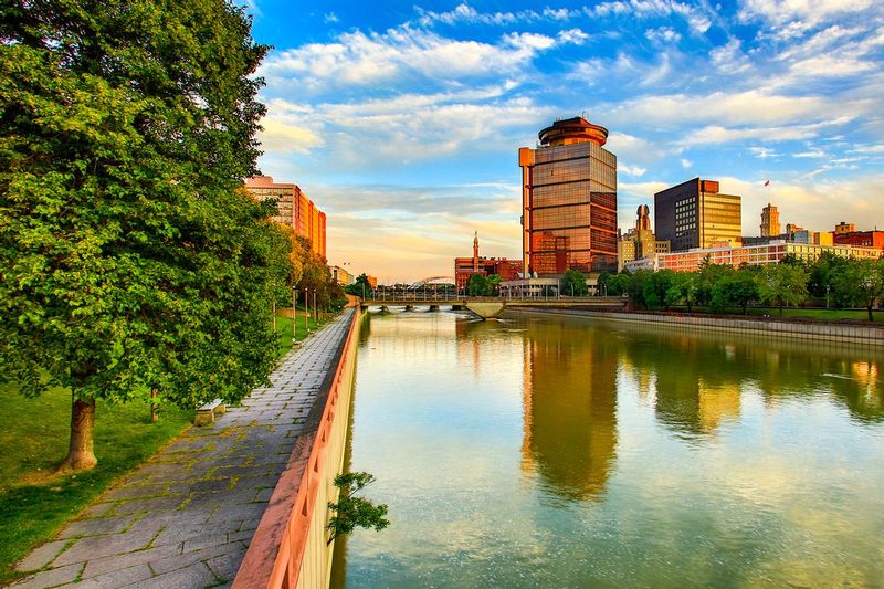 NY418.jpg :: Late evening southerly view, taken from the Andrews St Bridge, of part of downtown Rochester's skyline

Rochester NY - Summer 2015