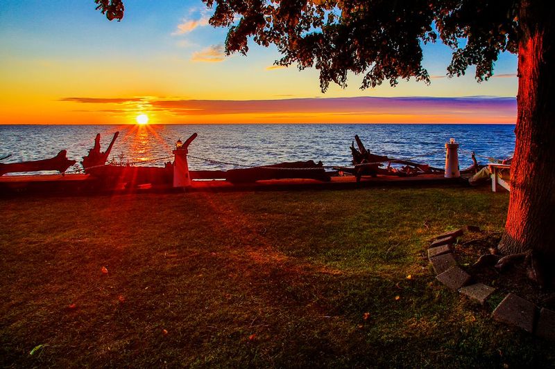 NY425.jpg :: Lake Ontario Sunset as viewed from the back yard of Hedges Restaurant

Webster NY - Summer 2015