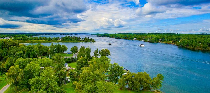 NY431.jpg :: An elevated view from the 1000 Island Bridge, looking South along the St Lawrence River

Thousand Islands in NY - Summer 2015