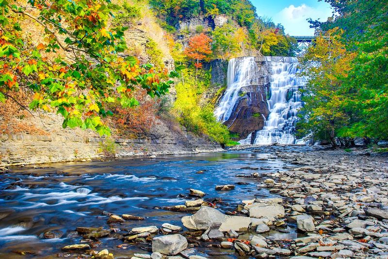 NY448.jpg :: Ithaca Falls as seen from the base of the valley

Ithaca NY - Fall 2015