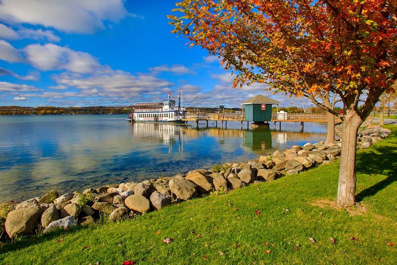 NY465.jpg :: Canandaigua Lady Of The Lake at Kershaw Park

Canandaigua NY - Fall 2015