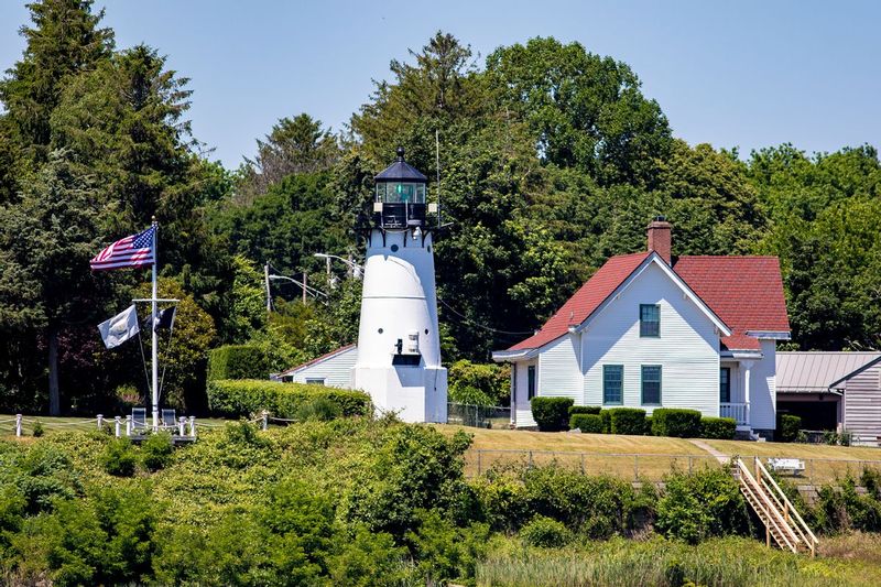 RI001.jpg :: The Warwick Lighthouse established in 1826 - rebuilt in 1932

Narragansett Bay RI - Summer 2016