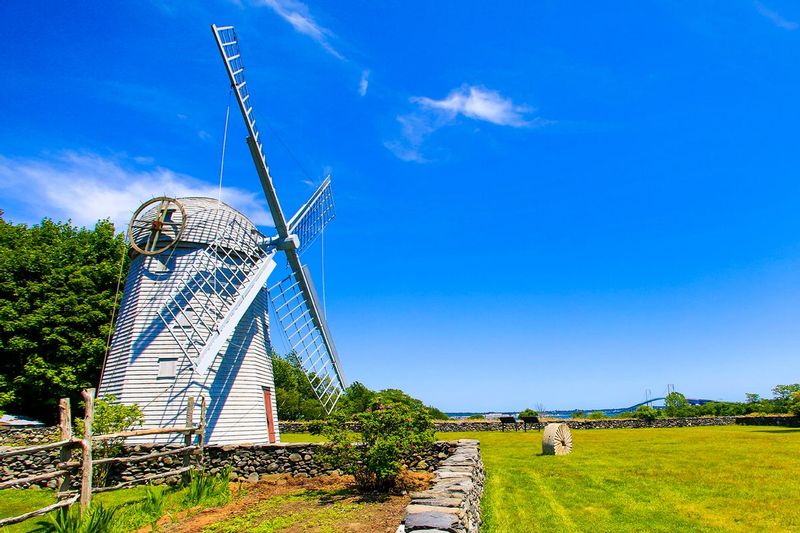 RI006.jpg :: Built in 1787, the 30 ft Jamestown Windmill was built to grind corn & functioned until 1896.

Jamestown RI - Summer 2016