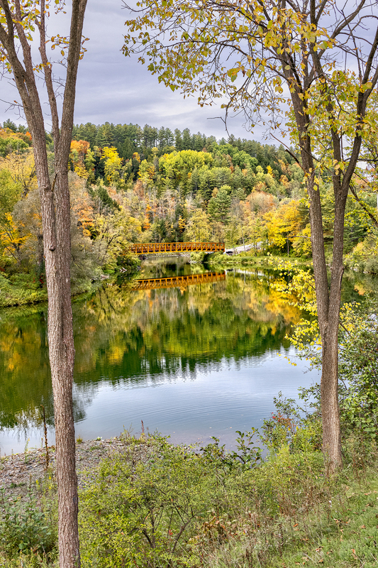 VT024.jpg :: Walking bridge over the Winooski River with beautiful Fall foliage

Vermont - Fall 2021