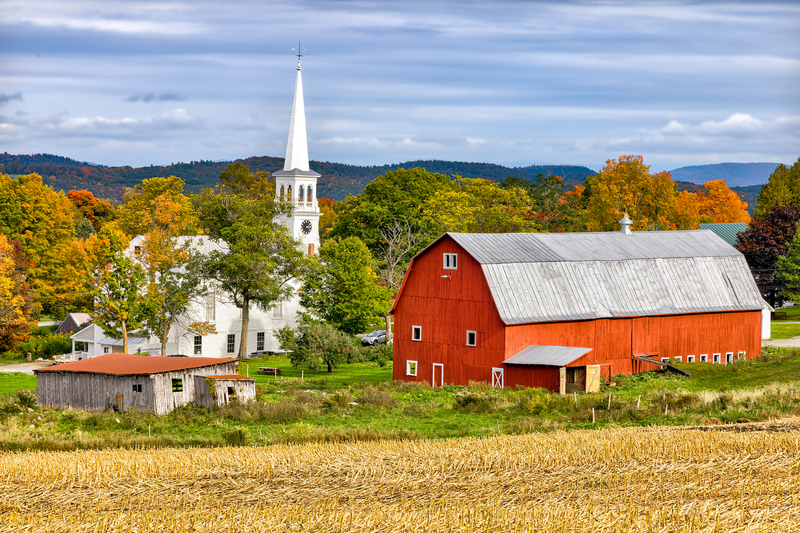 VT027.jpg :: Congregational (steepled) Church with nearby barn

Peacham VT - Fall 2021