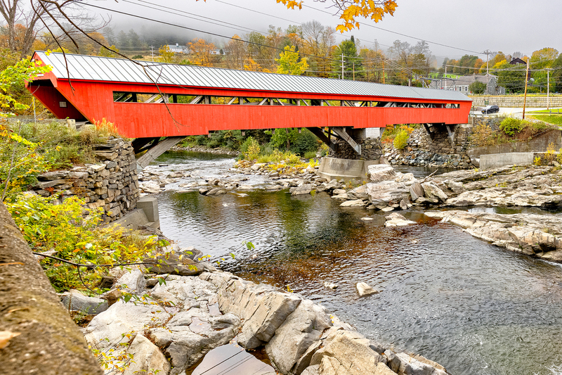 VT033.jpg :: Taftsville Covered Bridge as it passes over the Ottauquechee River

Woodstock VT - Fall 2021