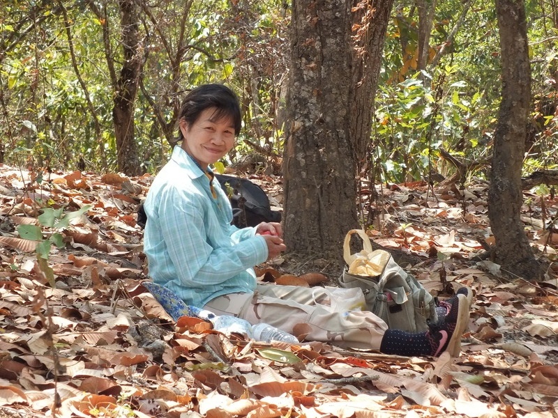41.jpg :: Time for a snack. At these times, members can leave their bags with our assistant and have a brief look around the forest themselves.