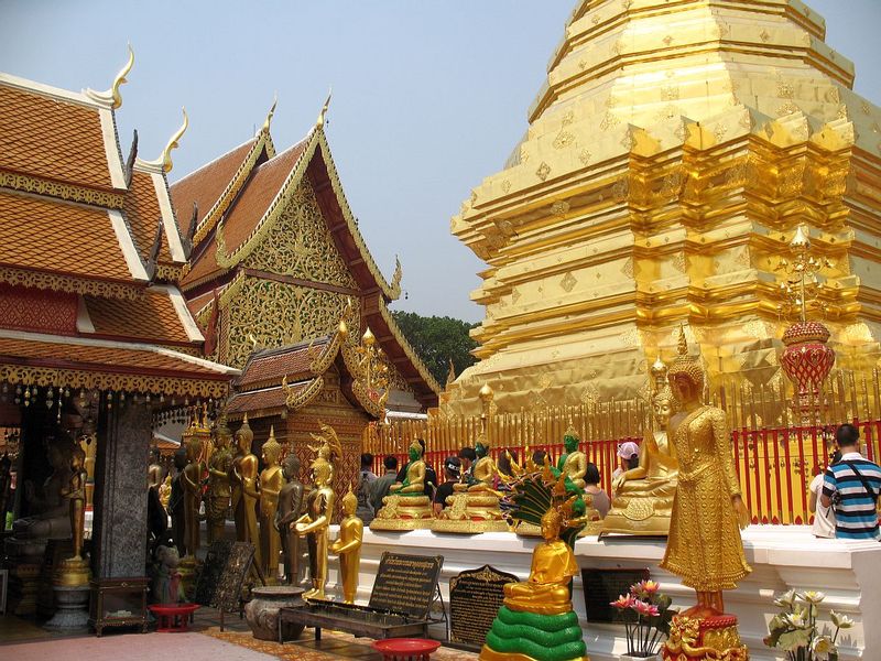 AT4.jpg ::  The highlight of the temple is the ornate golden pagoda, which contains Buddhist relics and artefacts.