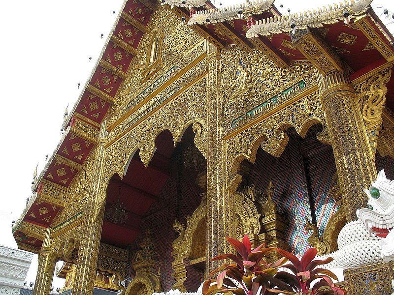 CD32.jpg :: Others are very ornately decorated. 