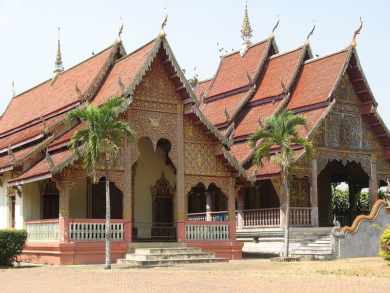 F1.jpg :: After a day of trekking in the jungle, we will have a quiet and relaxing day today, visiting some of the attractions around Chiang Dao.
Our first stop will be at a village temple situated alongside the Ping River. 