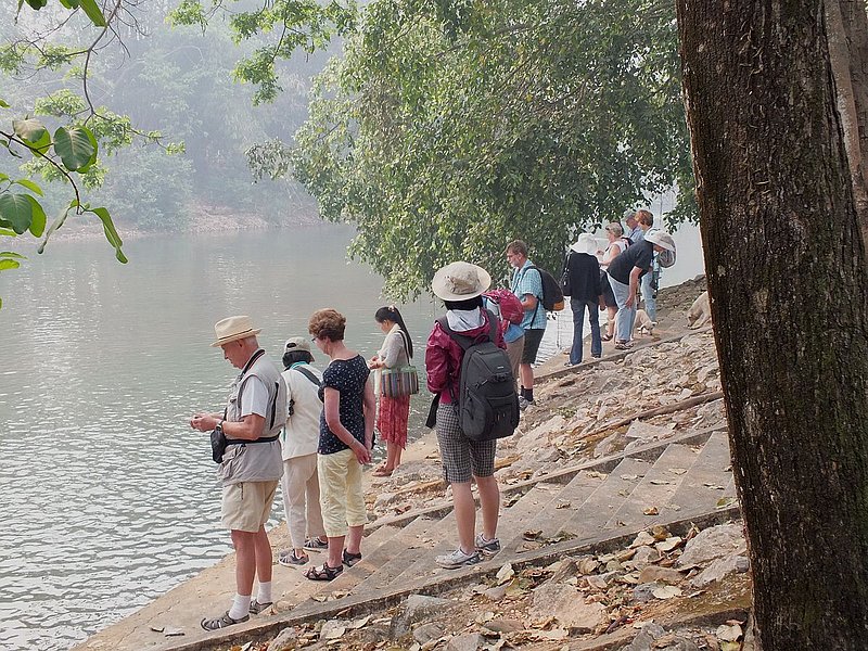 F3.jpg :: You can buy food to feed the fish, and the proceeds go towards the upkeep of the temple.