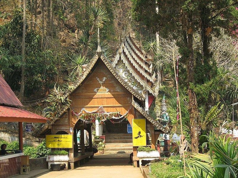 F7.jpg :: Then, we will visit one of the largest and most beautiful caves in Thailand. 
It's recommended that you go into the cave to view the religious artefacts and unusual rock formations.