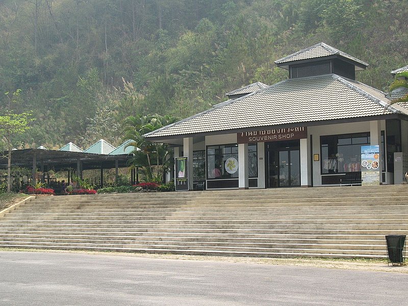 N.jpg :: The souvenir shop is botanically themed, selling items such as books, calendars, essence of orchid perfume, and wall charts.
It is a good place to pick up some orchid-related presents for your friends back home.