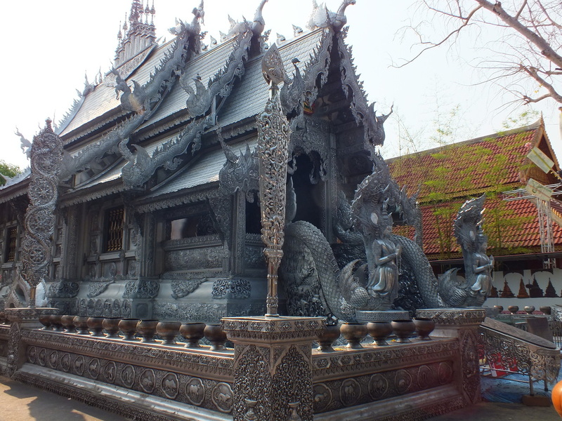 Z3.jpg :: The next day, the members can decide where they would like to visit. Previously, we have gone on a city tour to see some more of Chiang Mai's attractions, such as the famous silver temple.