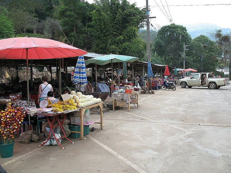 ea19.jpg :: Before we return to our resort, we will end the day with a visit to one of the roadside markets.