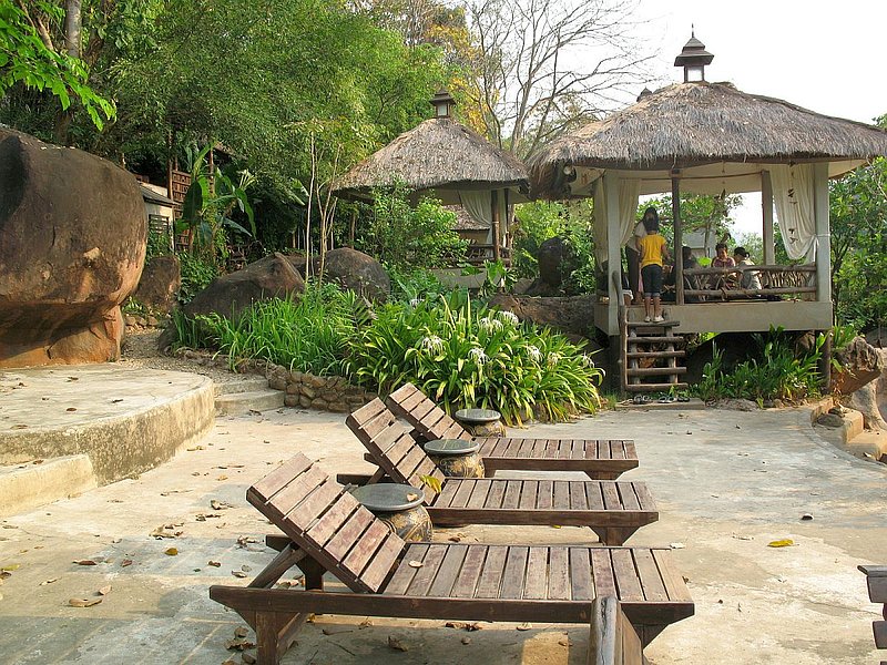 ea3.jpg :: You can even have your meal in a private 'sala thai' where you can enjoy your meal while watching life on the river.