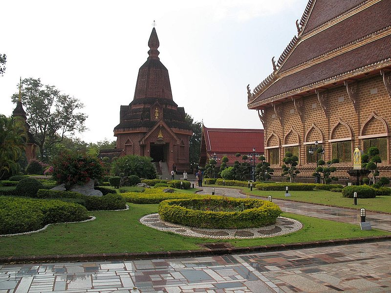 ea4.jpg :: There are several places of interest we can visit in the afternoons, such as this famous temple.