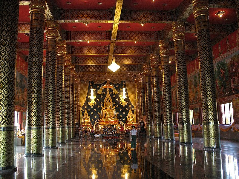 ea5.jpg :: This temple is called Neramut Vipassana Temple, and it is famous for its ornately decorated hall.