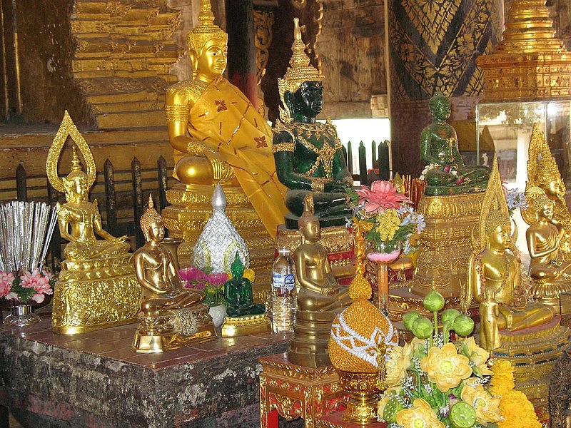 ea9.jpg :: This temple is a famous place of pilgrimage for the Thai people, who often organise group trips here from their hometowns.