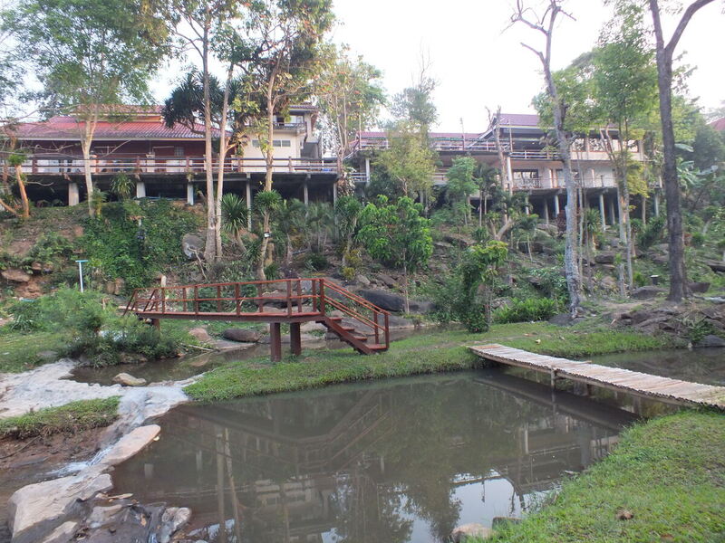 eg5.jpg :: In the evenings, you can enjoy a walk around the landscaped gardens.