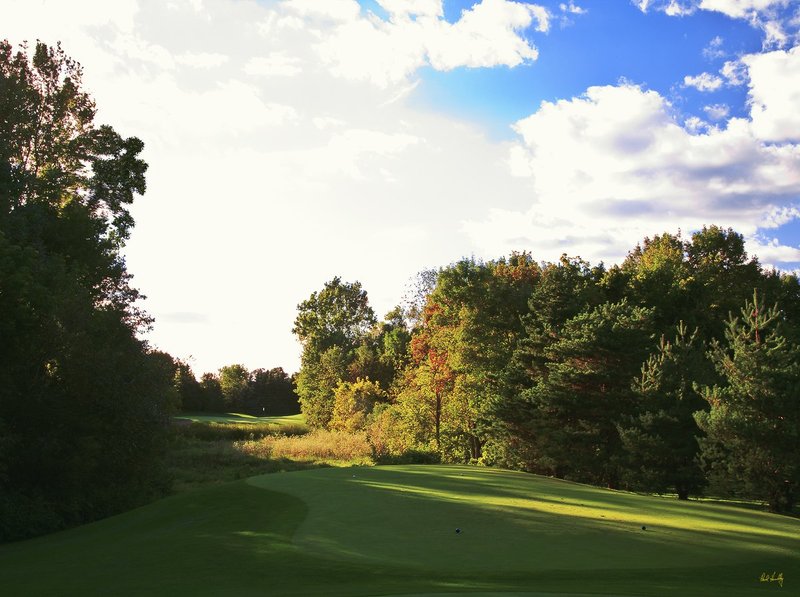 C111--0650  1200px  V1  SS with signature.jpg :: The (par 3) 6th hole at Conway Farms GC, a private country club in Lake Forest, Illinois.  Course design by Tom Faxio.  Site of the 2012 USGA Mid Amateur Championship and the PGA's 2013 BMW Championship.  October, 2010.  PM shoot.  Photograph by Paul Hundley.