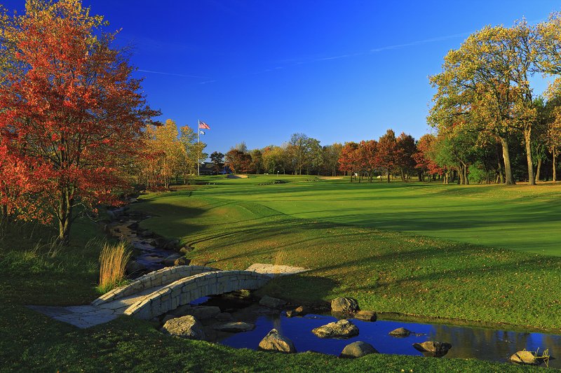 C111--1850  12x18  aRGB 5DM2-16  V1.jpg :: The (par 5) 18th hole at Conway Farms GC, a private country club in Lake Forest, Illinois.  Course design by Tom Faxio.  October, 2010.  PM shoot.  Photograph by Paul Hundley.