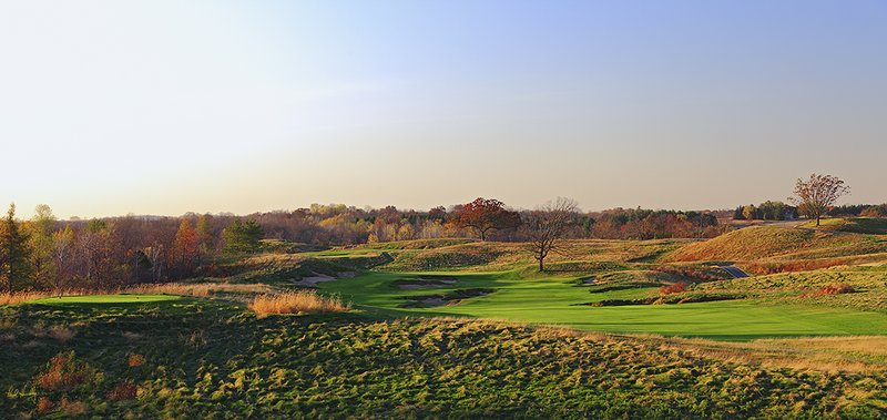 E101--0462  1200px  V1  SS.jpg :: The 4th hole at Erin Hills a (Hurdzan/Fry and Ron Whitten design) daily fee golf course in Erin, Wisconsin.  October, 2010.  PM shoot.  Photo by Paul Hundley.