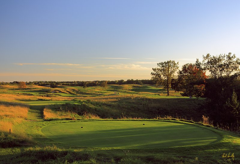 E101--1156  1200px  V1  SS.jpg :: 11th hole, a par 4, at Erin Hills; Erin, Wisconsin.  Erin Hills, a daily fee course, was designed by Hurdzan/Fry Designs and built by Landscapes Unlimited, LLC.; photo by Paul Hundley in September 2010; PM shoot; print aspect ratio 0.70:1