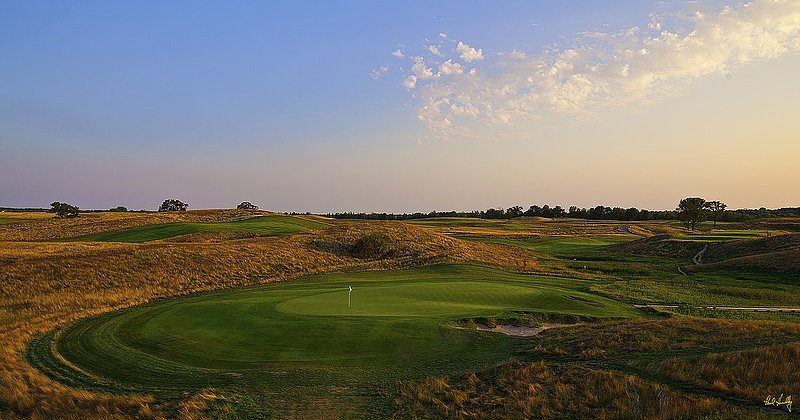 E101--1356  V1  1500px  with signature  SS1.jpg :: The par three 13th hole at Erin Hills, a daily fee golf course in Erin, Wisconsin.  Erin Hills was designed by Hurdzan/Fry and Ron Whitten and built by Landscapes Unlimited, LLC, and has been choosen to host the 2011 US Amateur Chanpionship and the 2017 US Open Championship.  Photo by Paul Hundley; taken in August, 2012.