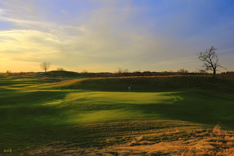 E101--1753  1200px  V1  SS.jpg :: 17th hole at Erin Hills a (Hurdzan/Fry and Ron Whitten design) daily fee golf course in Erin, Wisconsin.  Erin Hills will host the 2011 US Amatuer and 2017 US Open Championships.  October, 2010.  PM shoot.  Photo by Paul Hundley.  Print aspect ratio: