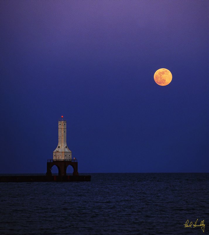 WI--Port Washington 002  800px.jpg :: Equinox Moonrise over Lighthouse; Port Washington, WIsconsin