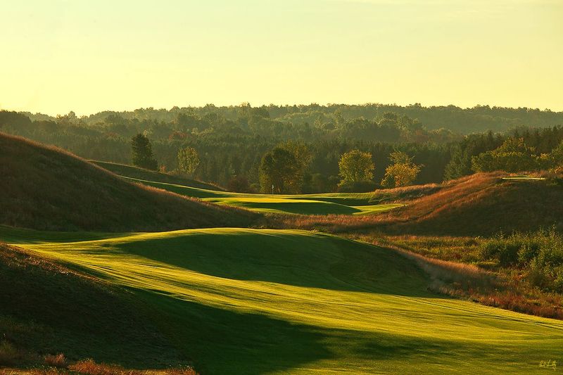 E101--0265  V1  1200px  SS.jpg :: The par four 2nd hole at Erin Hills, a daily fee golf course in Erin, Wisconsin.  Erin Hills was designed by Hurdzan/Fry and Ron Whitten and built by Landscapes Unlimited, LLC, and has been choosen to host the 2011 US Amateur Chanpionship and the 2017 US Open Championship.  Photo by Paul Hundley; taken in September, 2013.