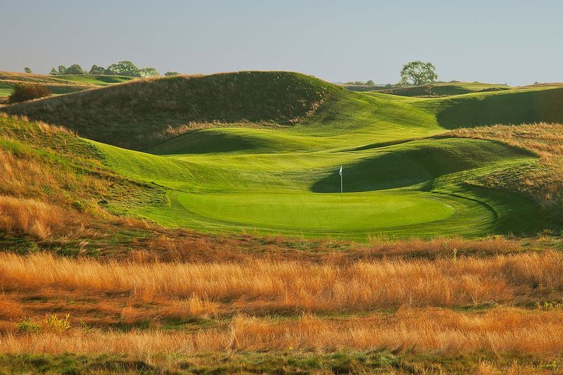 E101--1262  V2  1200px  SS.jpg :: The par four 11th hole at Erin Hills, a daily fee golf course in Erin, Wisconsin.  Erin Hills was designed by Hurdzan/Fry and Ron Whitten and built by Landscapes Unlimited, LLC, and has been choosen to host the 2011 US Amateur Chanpionship and the 2017 US Open Championship.  Photo by Paul Hundley; taken in September, 2013.