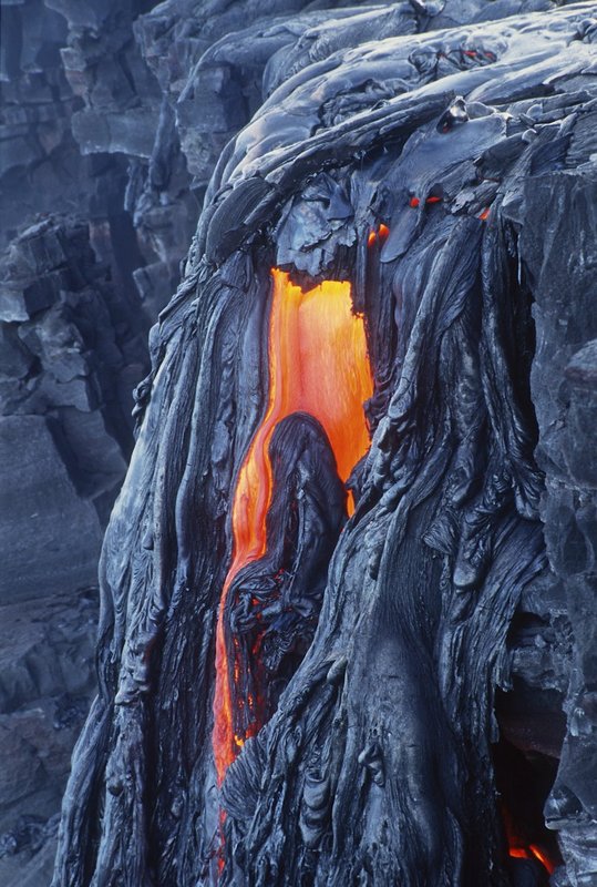 GBL-VLF-39.jpg :: Lava stream flows on a cliff in Hawaii Volcanoes National Park