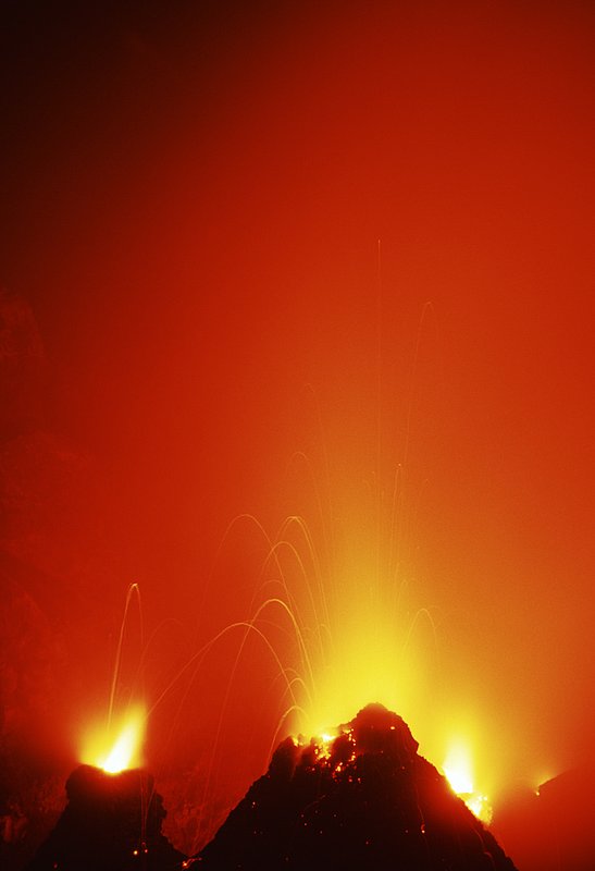 GBL-VLS-37.jpg :: Splatter eruptions accompanied by vapour