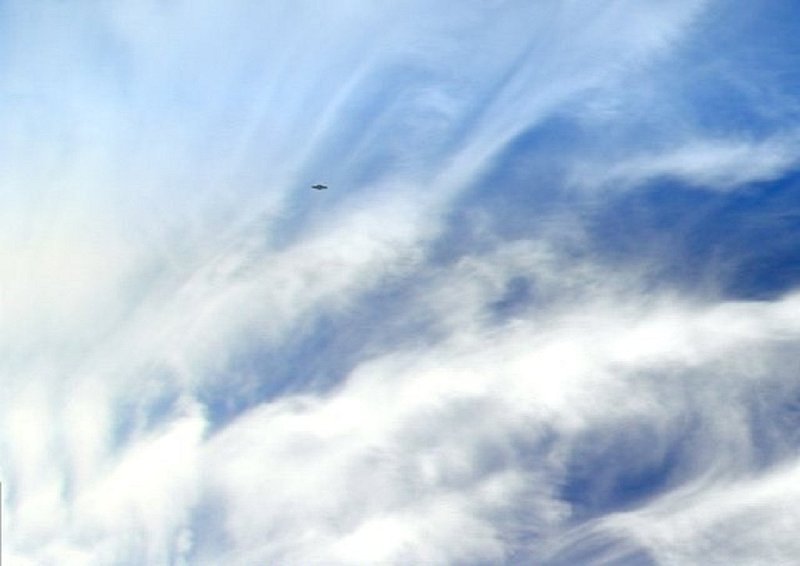 .....2006 CORNWALL ENGLAND--UFO CASE BOOK--PIC 1--PHOTOS TAKEN FROM A HOT AIR BALLOON.jpg :: T