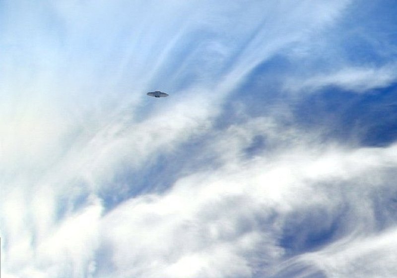....2006 CORNWALL ENGLAND--UFO CASE BOOK --PIC 2--PHOTOS TAKEN FROM A HOT AIR BALLOON.jpg :: T