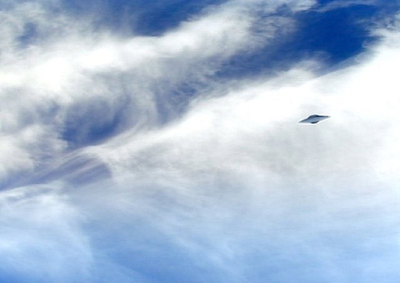 ....2006 CORNWALL ENGLAND--UFO CASE BOOK--PIC 3--PHOTOS TAKEN FROM A HOT AIR BALLOON.jpg :: T