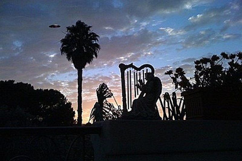 10-25-09 HOLLYWOOD CALIFORNIA--UFOSNW--POSSIBLE HOAX--nc.jpg :: 6
