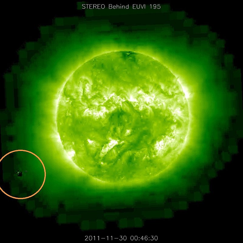11-30-11    00.46 ZULU    LOW DEFINITION IMAGE OF SUN AND UFO--KEN PFEIFER.jpg :: XX