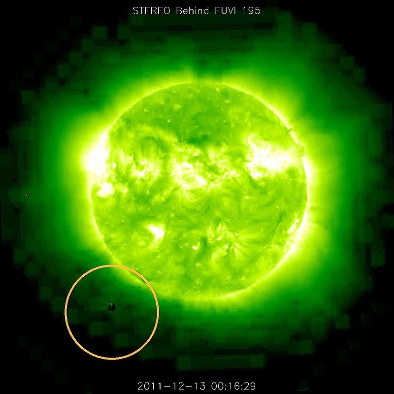 12-13-11     00.16 ZULU     LOW DEFINITION IMAGE OF SUN AND UFO--KEN PFEIFER.jpg :: 4
