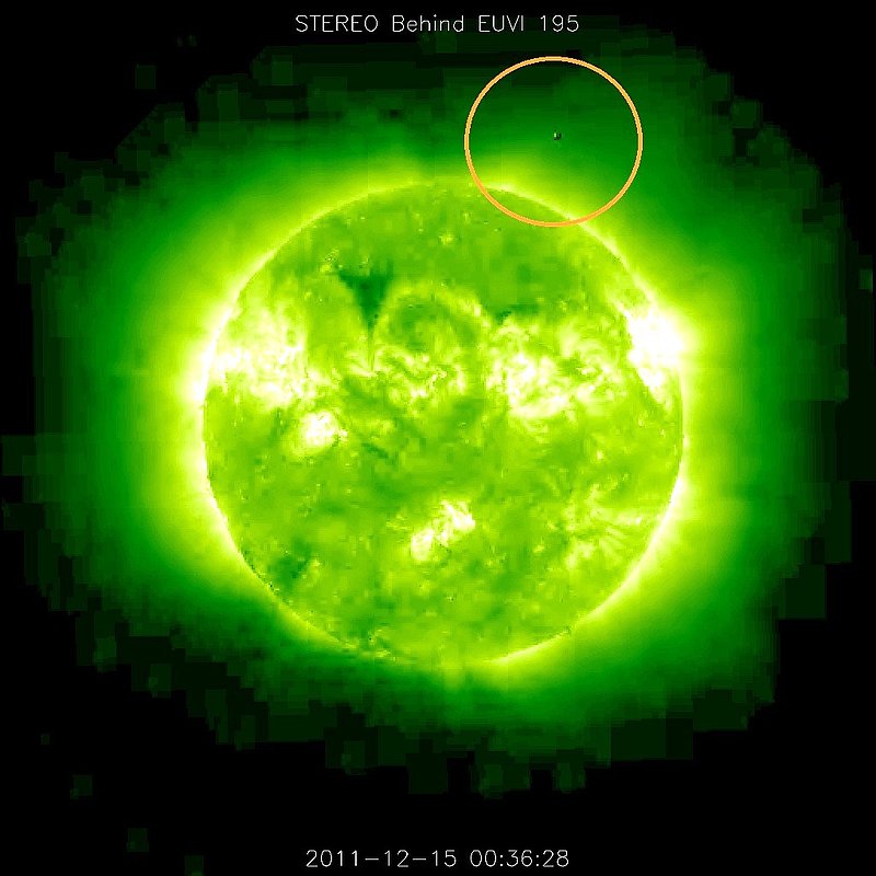 12-15-11    00.36 ZULU    LOW DEFINITION IMAGE OF SUN AND UFO--KEN PFEIFER.jpg :: 4