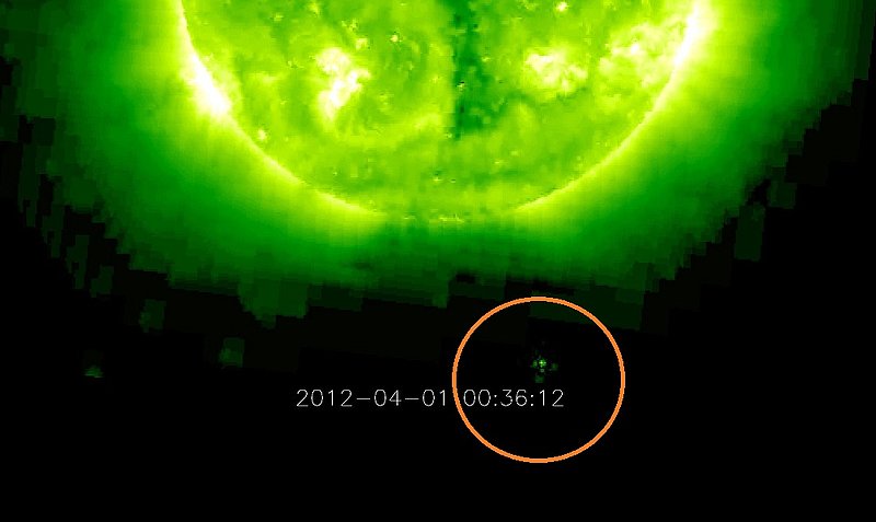 4-1-12    00.36 ZULU    LOW DEFINITION OF SUN AND UFO NY NASA--KEN PFEIFER.jpg :: 6