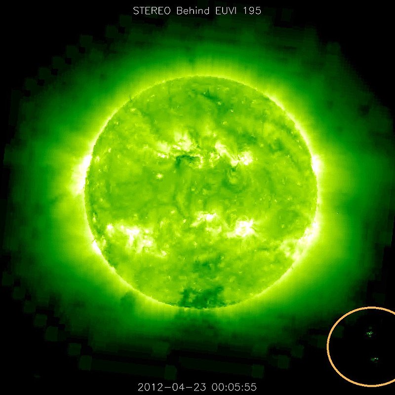 4-23-12    00.05 ZULU    LOW DEFINITION IMAGE OF SUN AND UFO --KEN PFEIFER.jpg :: 6