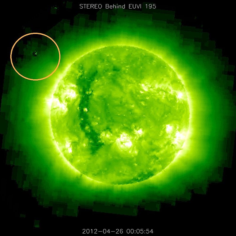 4-26-12    00.05 ZULU    LOW DEFINITION IMAGE OF SUN AND UFO --KEN PFEIFER.jpg :: 6