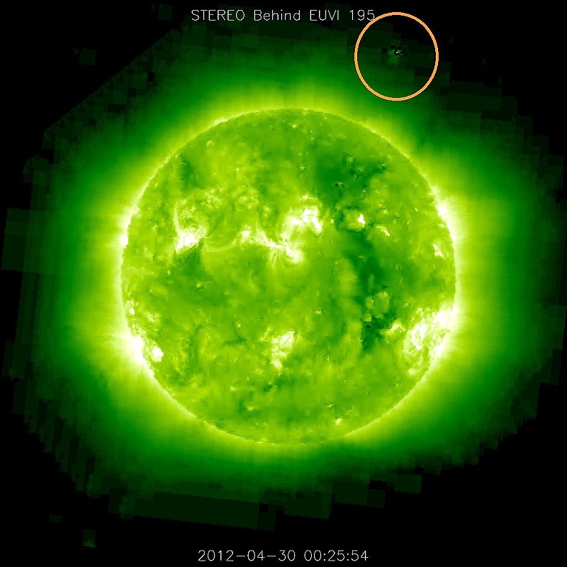4-30-12    00.25 ZULU    LOW DEFINITION IMAGE OF SUN AND UFO--KEN PFEIFER.jpg :: 6
