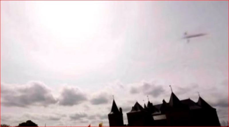 5-25-13 EUIDERSLOT CASTLE  NETHERLANDS--CHANNEL 4.jpg