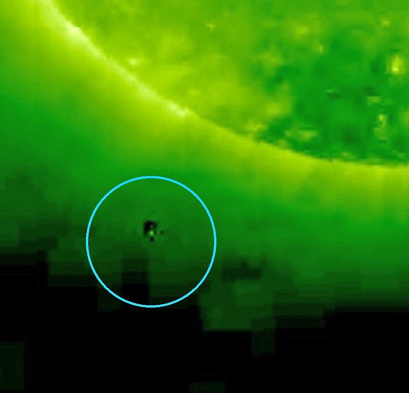 6-30-11     00.26 ZULU     STEREO SATELLITE IMAGE OF SUN AND UFO--KEN PFEIFER--NASA COPYRIGHT.jpg :: 611