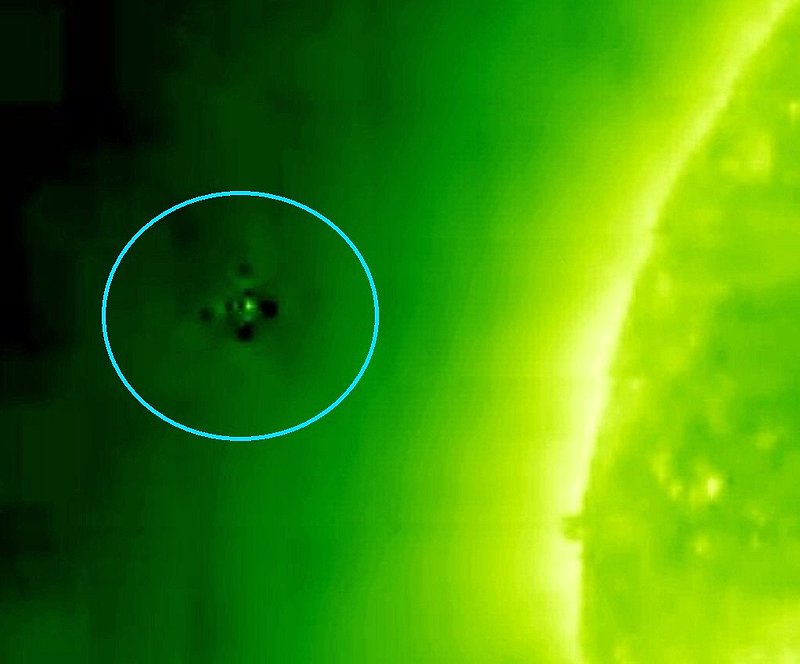 7-1-11     00.16 ZULU     STEREO SATELLITE IMAGE OF SUN AND UFO--KEN PFEIFER--NASA COPYRIGHT.jpg :: 711